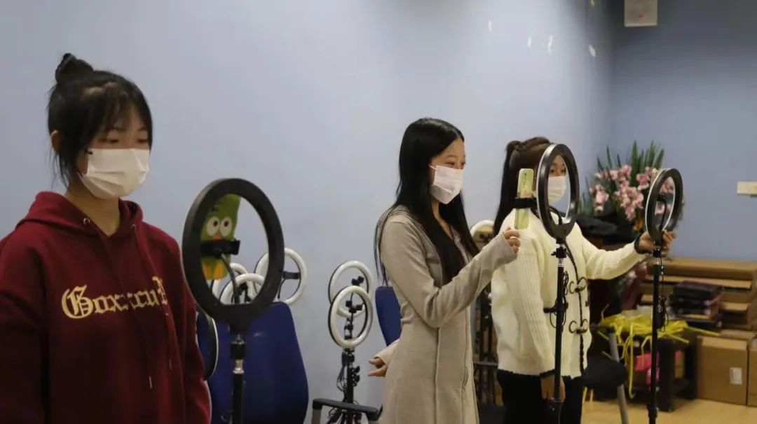 jason-blackeye-nyL-rzwP-Mk-unsplash.png 图片