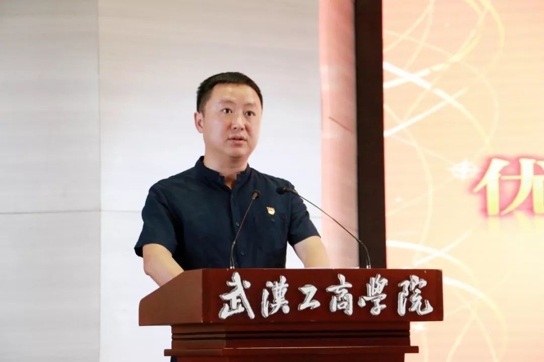 图为张俊副校长宣读《中共米乐mile官方网站委员会关于表彰2018-2019年度先进基层党组织、优秀共产党员和优秀党务工作者的决定》 摄影:孙欢环.jpg