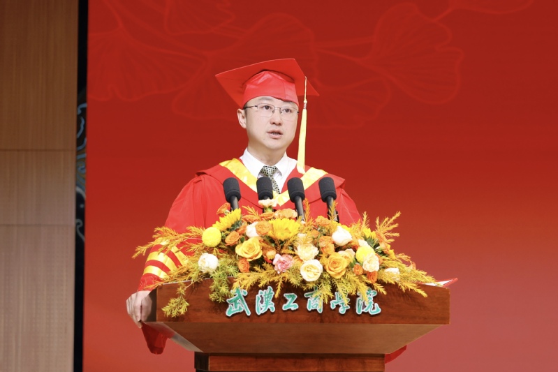湖北日报客户端：米乐mile官方网站校长勉励毕业生：别等风来，自己先跑起来