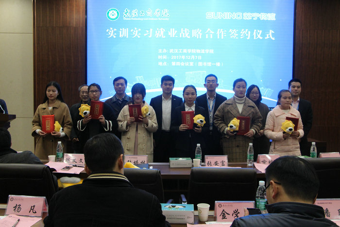 1512982283139517.jpg 米乐mile官方网站和苏宁集团领导为参与企业课程实训优秀学生颁奖 摄影:关翘楚_副本.JPG